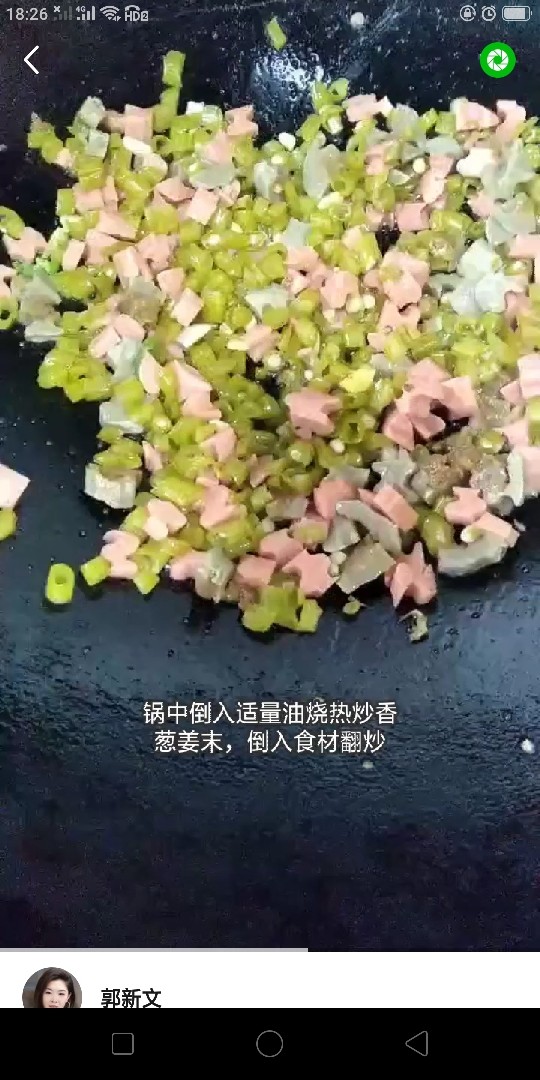 韩式泡菜炒饭,倒入泡豇豆丁。