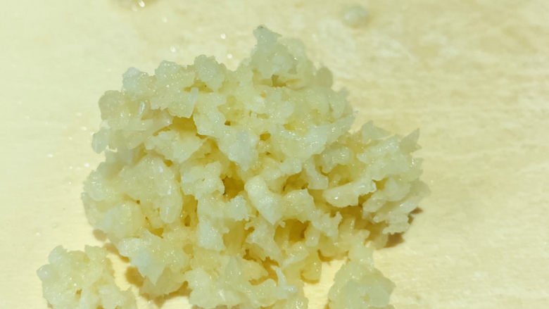 粉丝蒸金针菇,用压蒜器压的蒜蓉很细腻;
