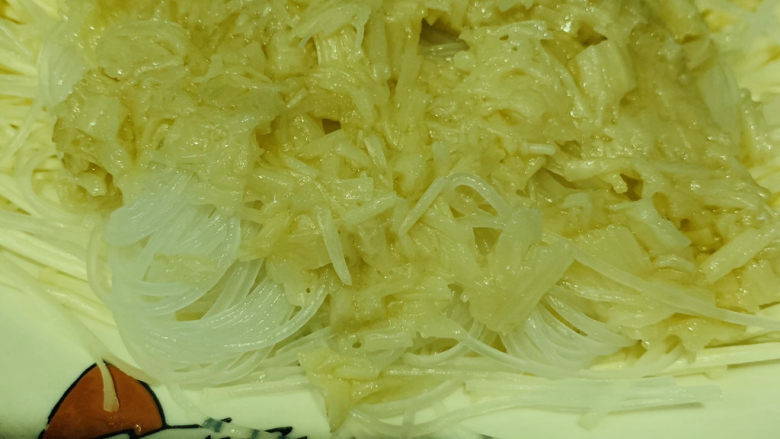 粉丝蒸金针菇,炒煸炒完,先倒在粉丝上面;