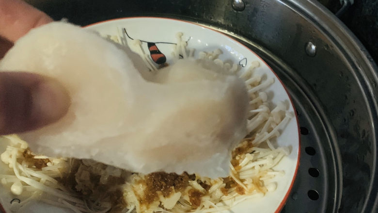粉丝蒸金针菇,加两个鲜贝,放蒸锅,水开后,大火蒸10分钟;