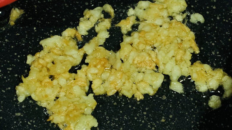 粉丝蒸金针菇,将蒜蓉用小火煸炒成金黄色;
