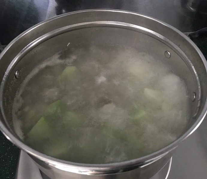 羊骨头汤,再次沸腾后转小火,继续炖至萝卜熟烂