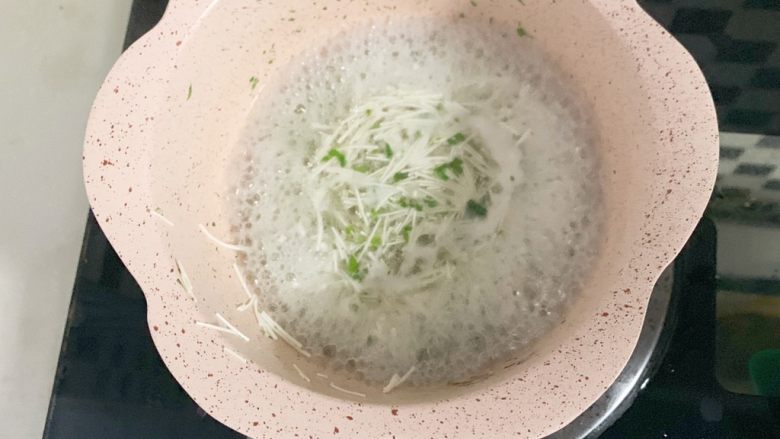 宝宝辅食:油麦菜猪肉粒碎面8M+,锅中煮沸后下入<a style='color:red;display:inline-block;' href='/shicai/ 153634'>宝宝面</a>煮至至2分钟