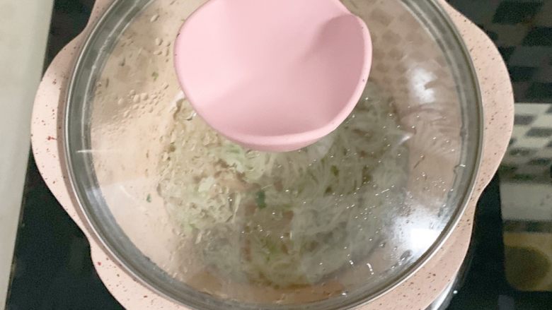 宝宝辅食:油麦菜猪肉粒碎面8M+,关火焖1分钟