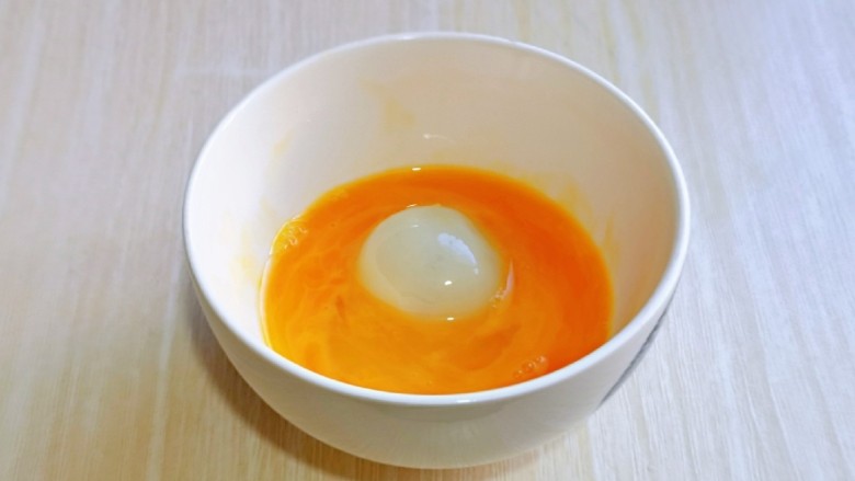 油炸汤圆,夹一个汤圆放入蛋液中,裹上蛋液。