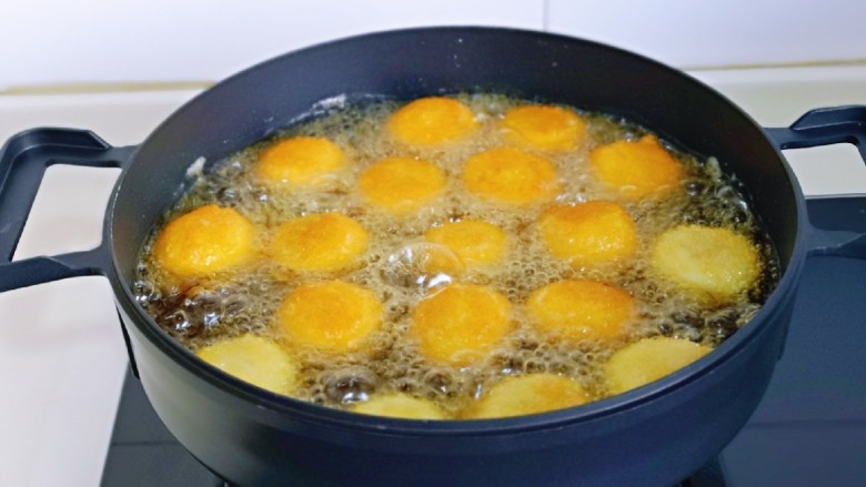 油炸汤圆,锅中加入食用油,油温6成热时,依次下去汤圆,并间隔均匀,小火炸。