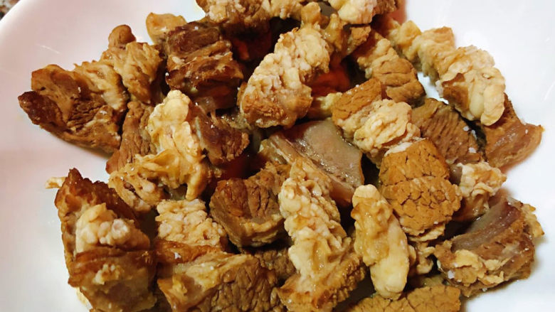 杏鲍菇炒牛肉,新鲜的<a style='color:red;display:inline-block;' href='/shicai/ 216'>牛肉</a>在清水中浸泡半小时清洗干净,<a style='color:red;display:inline-block;' href='/shicai/ 216'>牛肉</a>切成块状,锅中烧开水放入<a style='color:red;display:inline-block;' href='/shicai/ 216'>牛肉</a>焯水去除油脂和杂质再放入冷水中冲洗干净沥干水份,<a style='color:red;display:inline-block;' href='/shicai/ 37'>姜</a>片切好和花椒八角放入调味盒中,锅中倒入清水放入<a style='color:red;display:inline-block;' href='/shicai/ 216'>牛肉</a>和调味盒再放入调味料<a style='color:red;display:inline-block;' href='/shicai/ 721'>蚝油</a>、<a style='color:red;display:inline-block;' href='/shicai/ 10588'>糖</a>、<a style='color:red;display:inline-block;' href='/shicai/ 718'>料酒</a>、<a style='color:red;display:inline-block;' href='/shicai/ 135370'>一品鲜酱油</a>大火煮起来,<a style='color:red;display:inline-block;' href='/shicai/ 216'>牛肉</a>煮至熟透而不软烂即可取出晾凉