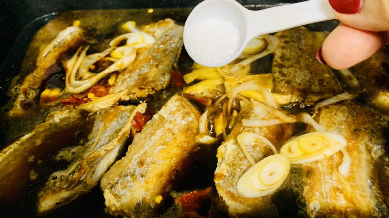 红烧糖醋带鱼,加入盐调味,大火烧开转中小火慢炖。