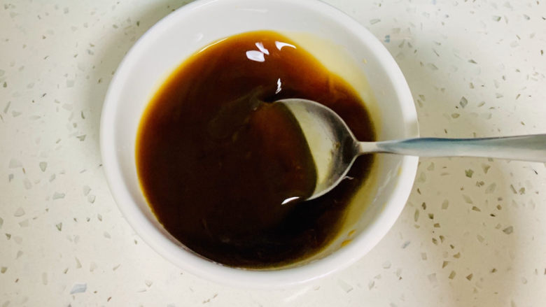红烧糖醋带鱼,给大家一个好吃的糖醋汁:
一勺料酒、两勺酱油、三勺糖、
四勺醋、五勺清水