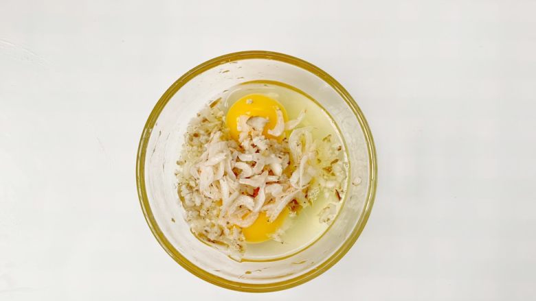 宝宝辅食:香菇虾皮厚蛋烧,全部放入碗中,大宝宝的话可以加少量的盐。