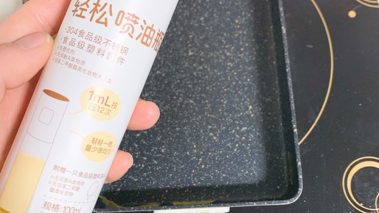 宝宝辅食:香菇虾皮厚蛋烧,玉子烧锅热喷点宝宝辅食油