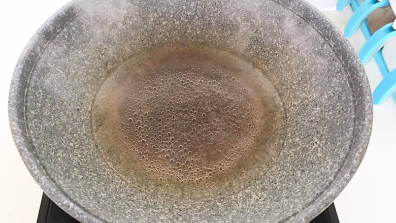 糖水鸡蛋,锅里加入冷水,烧至锅底冒泡