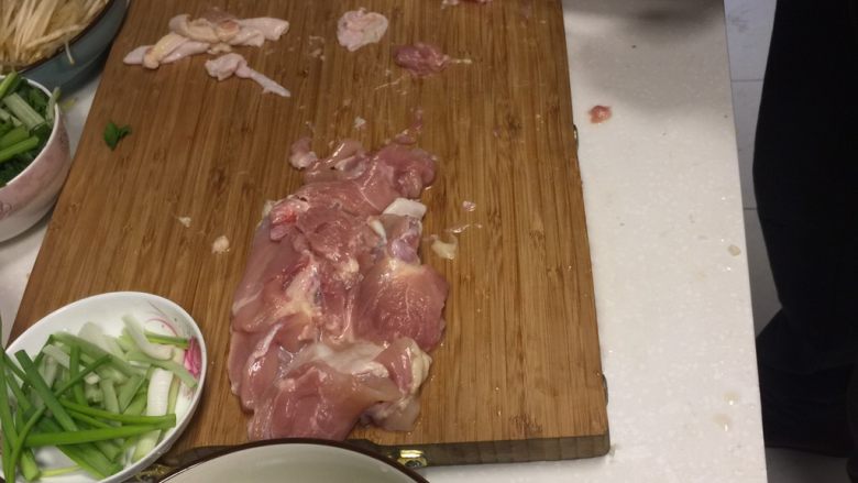 宫爆鸡丁,鸡腿的骨头、痉、皮剔干净,切丁