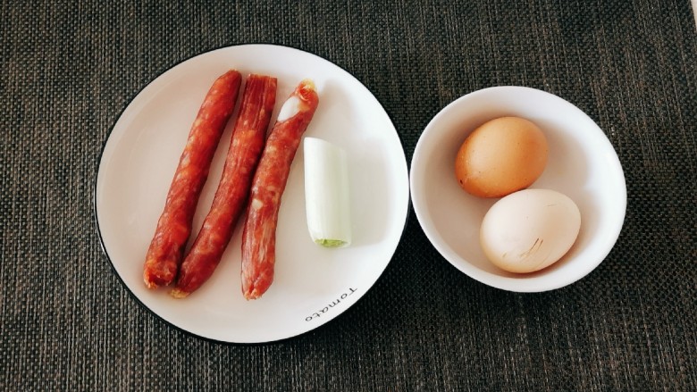 腊肠炒鸡蛋,准备食材