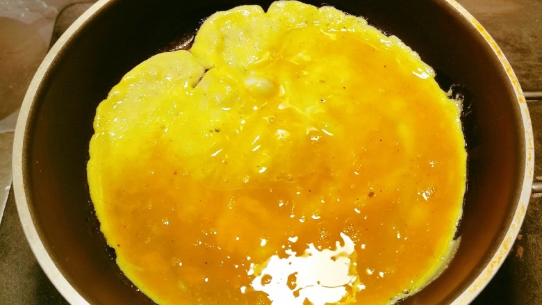 腊肠炒鸡蛋,炒锅放入1汤匙食用油 倒入鸡蛋液