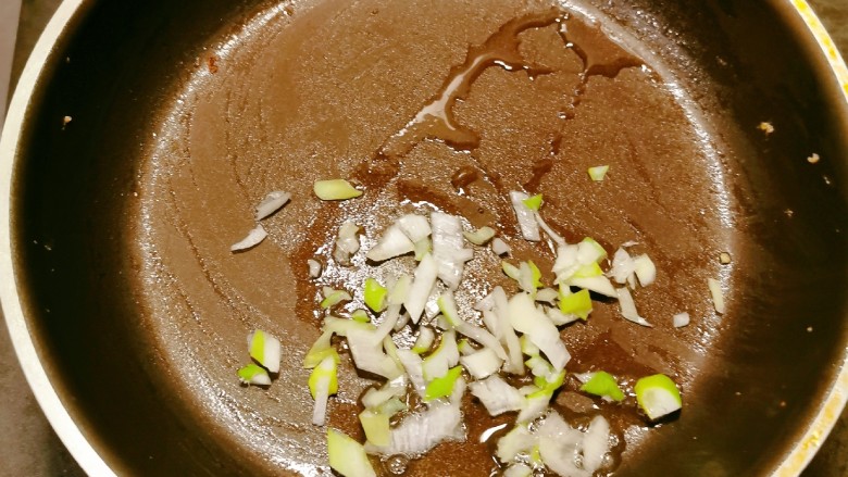 腊肠炒鸡蛋,再次起油锅 放入剩下的葱碎 炒出香味