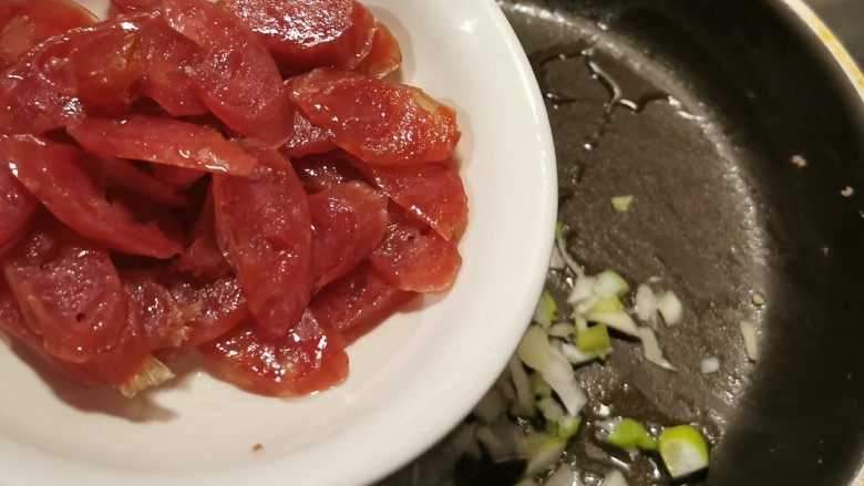 腊肠炒鸡蛋,放入腊肠 翻炒