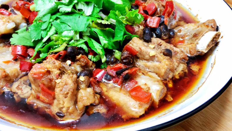 豆豉剁椒蒸排骨,排骨口感软嫩又带着嚼劲,咸鲜味美,豉香混合一丝微辣,让人欲罢不能。再来一碗白米饭,绝了😄