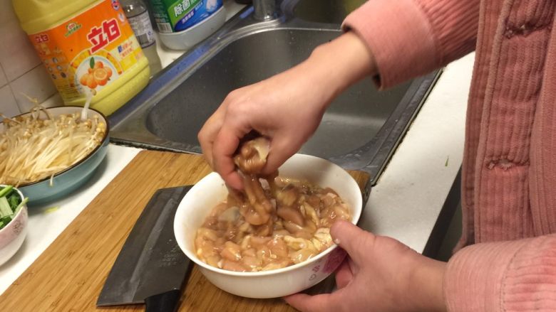 宫爆鸡丁,使劲搅拌至每个鸡丁都上了浆