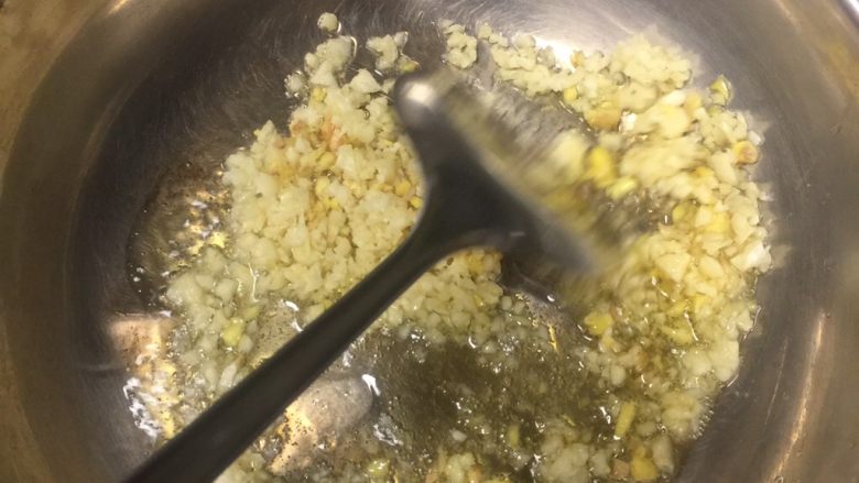 宫爆鸡丁,将姜,蒜下锅炒至香味溢出