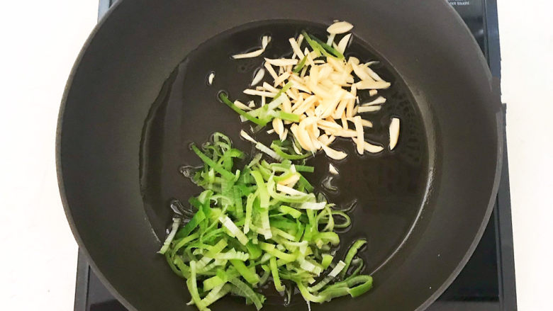爆炒猪肚,炒锅烧热后加入大豆色拉油,油烧热后加入葱蒜,炒出香味