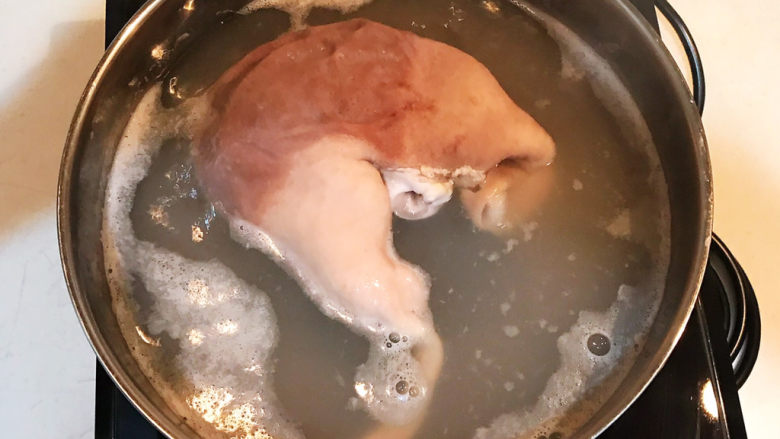 爆炒猪肚,猪肚冷水下锅,水开后焯水5分钟