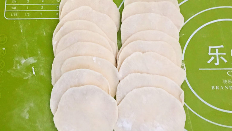 玉米猪肉饺,擀成饺子皮