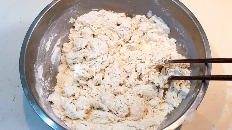 玉米猪肉饺,加入300ml温水,边倒边搅拌