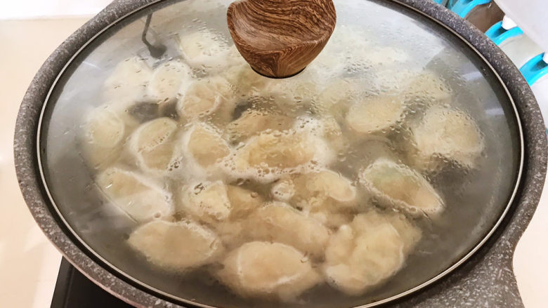 玉米猪肉饺,盖上锅盖大火烧开,这些步骤再重复两遍