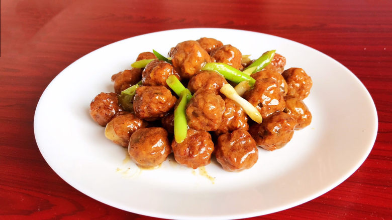 糖醋肉丸,糖醋肉丸酸甜适口,外焦内软,不油腻,做了一大盘还没等到开饭就被消灭了,大受欢迎啊~