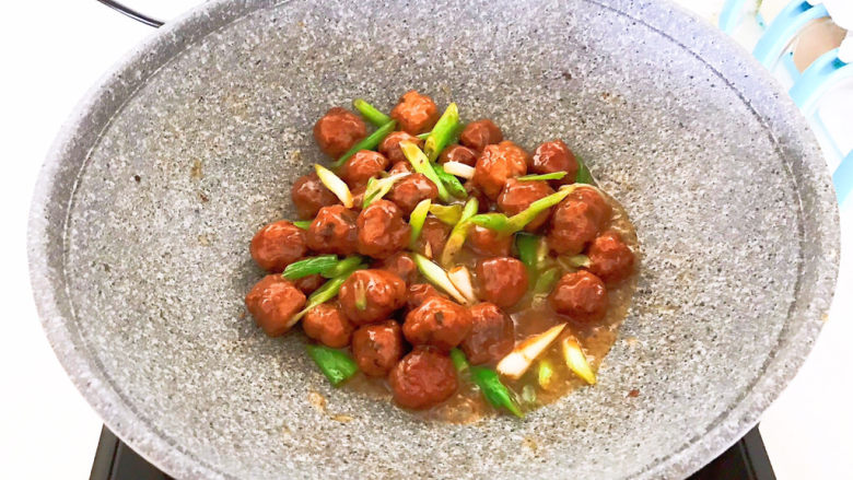 糖醋肉丸,烧开调匀即可,糖醋肉丸就做好了