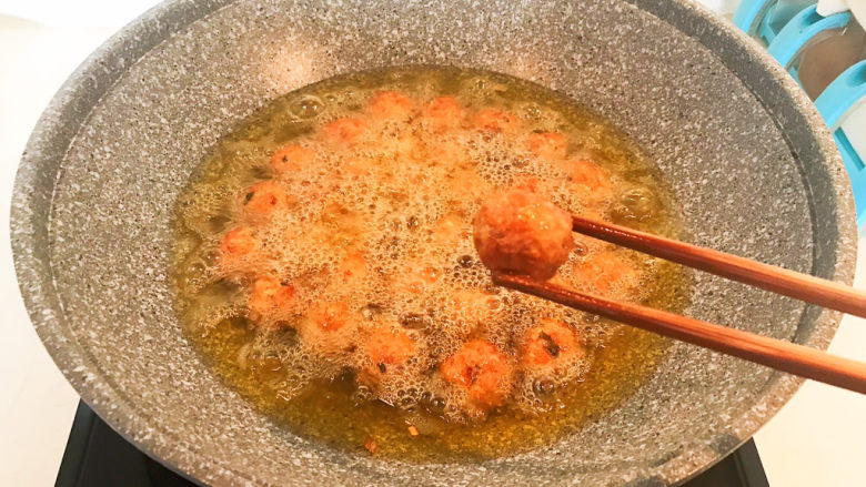 糖醋肉丸,炸制表皮金黄,肉丸漂浮上来就熟了