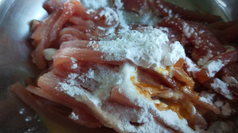 杏鲍菇炒牛肉,加入淀粉,盐,<a style='color:red;display:inline-block;' href='/shicai/ 718'>料酒</a>,酱油抓均匀。