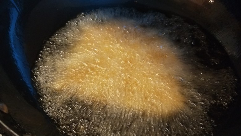 杏鲍菇炒牛肉,杏鲍菇切丝,加入淀粉下油炸制金黄捞出来。