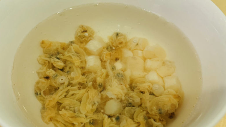 牛肉炖豆腐,用温水泡十分钟;