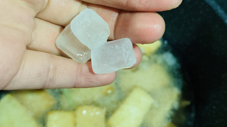 牛肉炖豆腐,煮沸时加入一点冰糖;