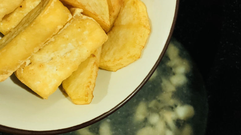 牛肉炖豆腐,同时加入煎好的豆腐;