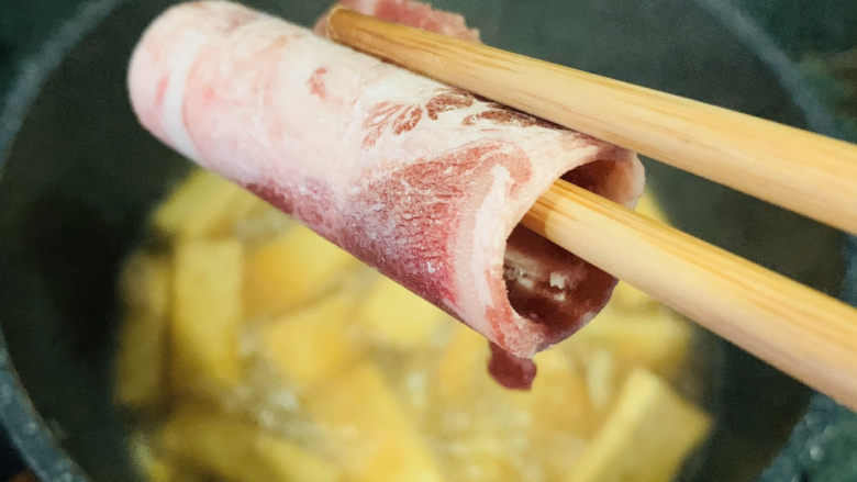 牛肉炖豆腐,加入牛肉卷;