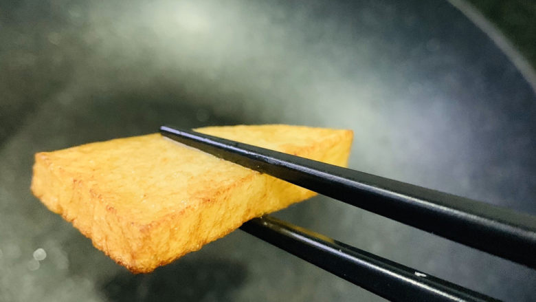 牛肉炖豆腐,豆腐下锅小火慢炸成金黄色;