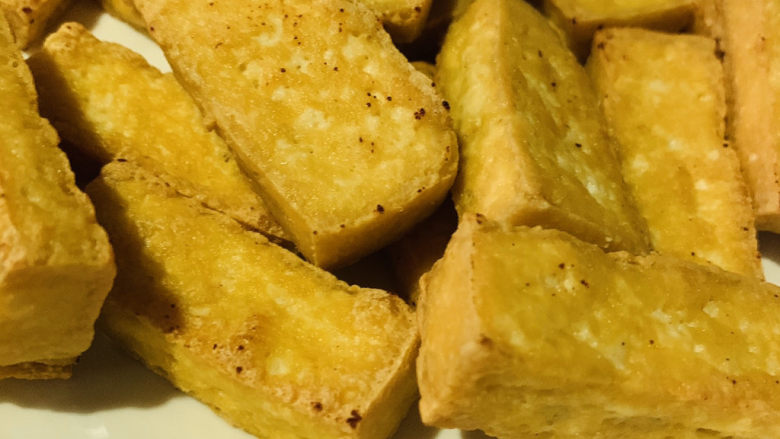 牛肉炖豆腐,将炸好的豆腐先装盘里;