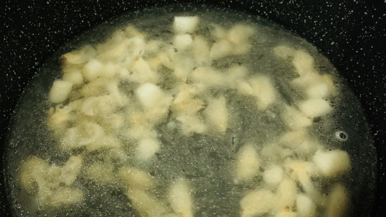 牛肉炖豆腐,炒香,加入两碗清水;