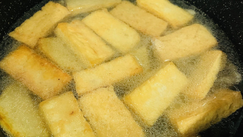 牛肉炖豆腐,大火,加盖煮沸;
