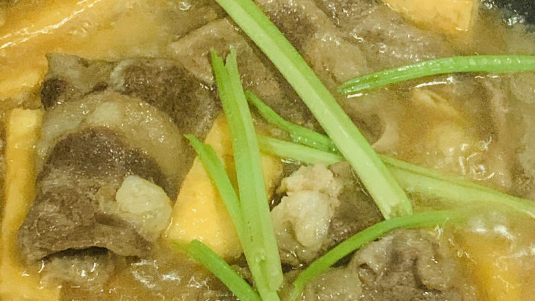 牛肉炖豆腐,加点芹菜根调味;