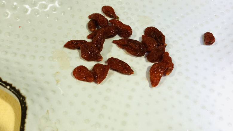 糖水鸡蛋,少许枸杞洗净待用;
