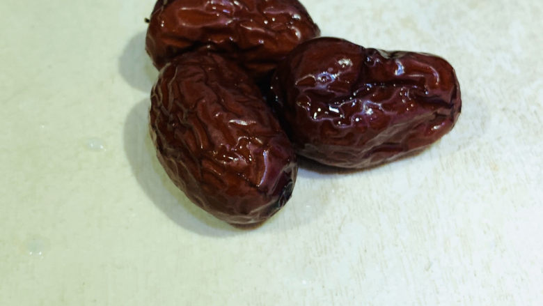 糖水鸡蛋,洗净;