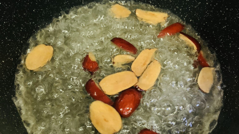 糖水鸡蛋,微焦时加入清水一碗;