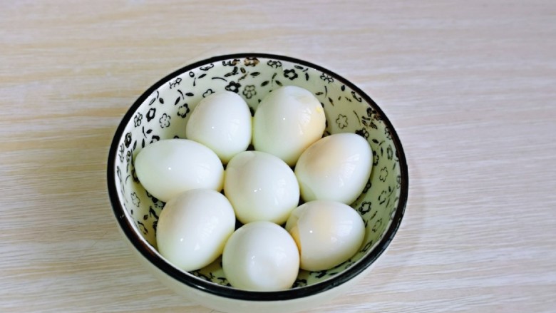 糖水鸡蛋,捞出过冷水,再将蛋皮剥掉。