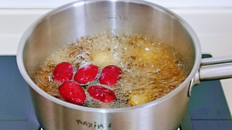 糖水鸡蛋,再次烧沸,小火慢炖,炖到桂圆与红枣饱满就可以了。大约10几分钟。