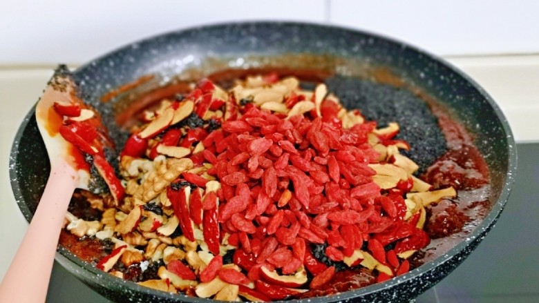 芝麻核桃糖,加入核桃,芝麻,红枣,<a style='color:red;display:inline-block;' href='/shicai/ 673'>枸杞</a>。