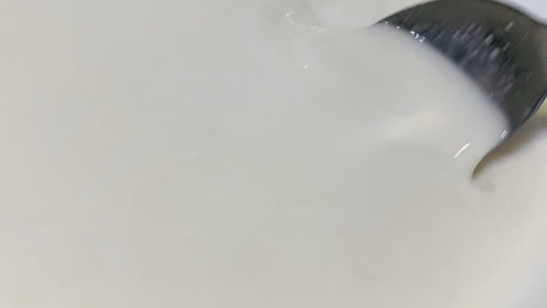 红糖马蹄糕,用勺子搅拌马蹄粉,至无颗粒;